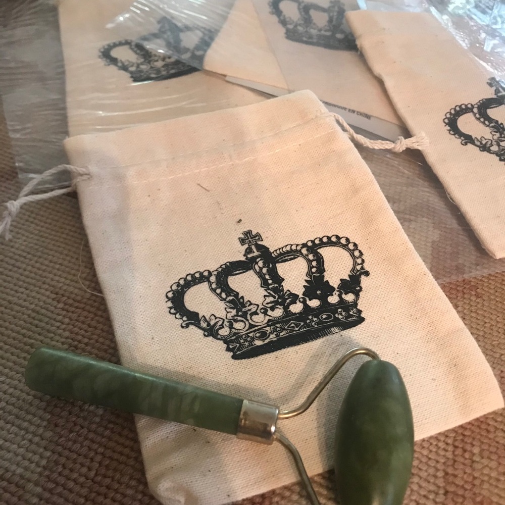 ❗️ SOLD ❗️JADE FACIAL ROLLER WITH QUEEN BAG